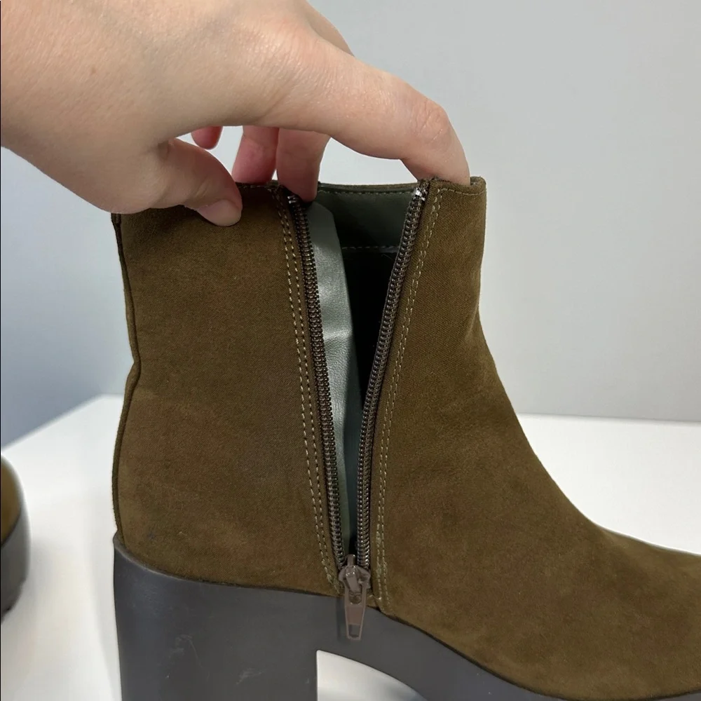 Journee Collection Cassidy‎ Lug Sole Faux Suede Booties Size 8
